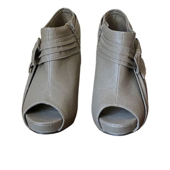 𝅺rue 21 Bootie Heels - Picture 2 of 7